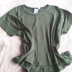 Free Label V-Neck Boxy Tee